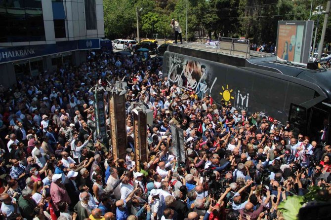 İ̇yi̇ Parti Genel Başkanı Akşener, Antalya’da Esnaf Ziyaret Etti