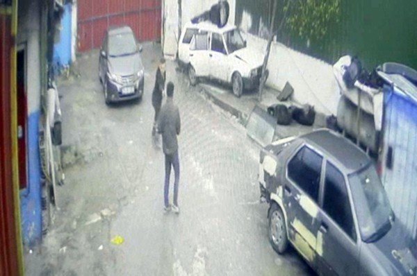 Üzerine Doğru Yürüyen Arkadaşını Bacağından Vurdu, O Anlar Kamerada