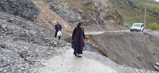Batman’da Sel Ve Heyelan Köy Yollarını Ulaşıma Kapattı