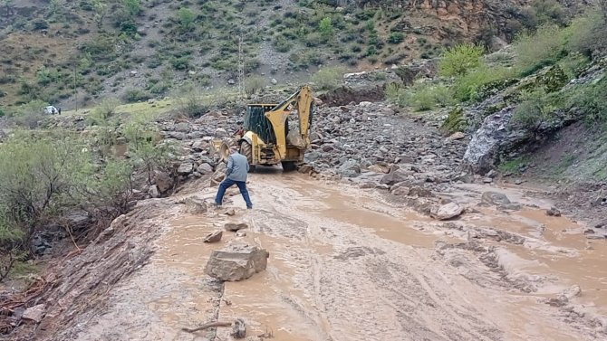 Batman’da Sel Ve Heyelan Köy Yollarını Ulaşıma Kapattı