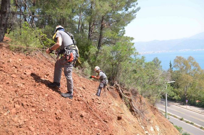 Bellerine Bağladıkları Halatlarla, Fidan Diktiler