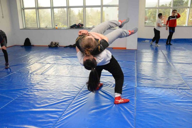 Bozüyük Belediyesi Eğitim Ve Spor Kulübü Kadın Güreşçileri Şampiyonalara Hazırlanıyor