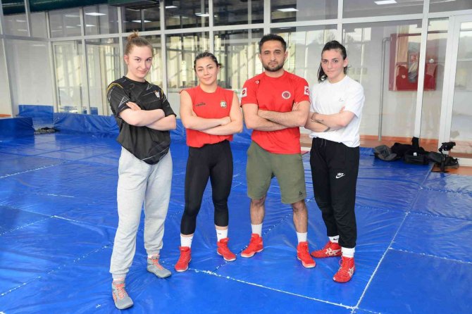 Bozüyük Belediyesi Eğitim Ve Spor Kulübü Kadın Güreşçileri Şampiyonalara Hazırlanıyor