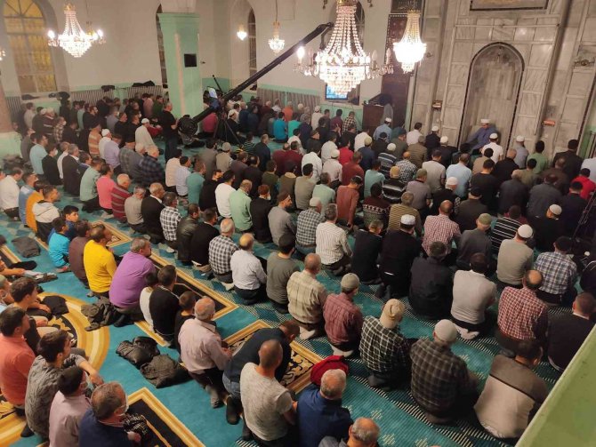 Burdur’da Kadir Gecesinde Sakal-ı Şerif Ziyareti