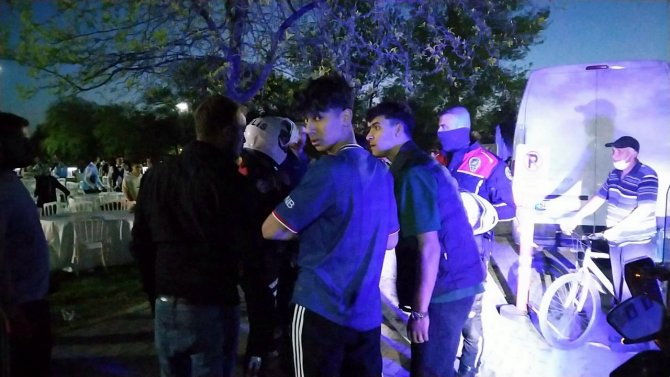 Gençler Kavga Etti: Polis Kimlik, Masa Sahibi Hasarının Peşine Düştü