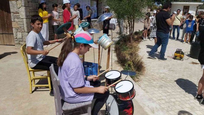 Datçalı Öğrenciler Çevre Temizliğine Dikkat Çekti