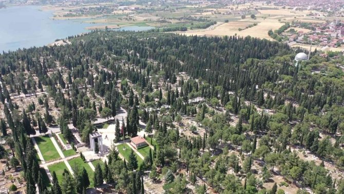 Denizli’de Mezarlıklarda Bayram Mesaisi