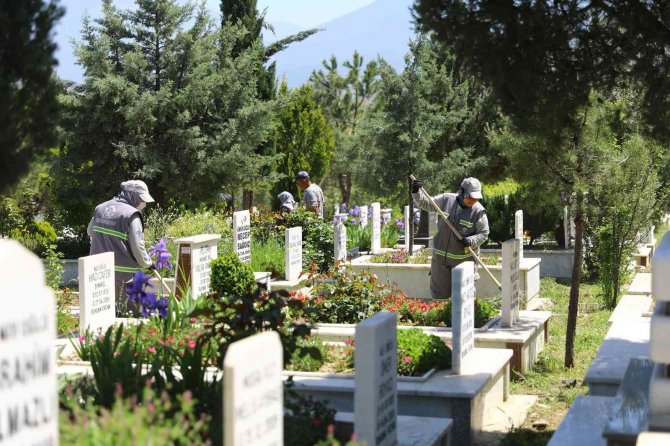 Denizli’de Mezarlıklarda Bayram Mesaisi
