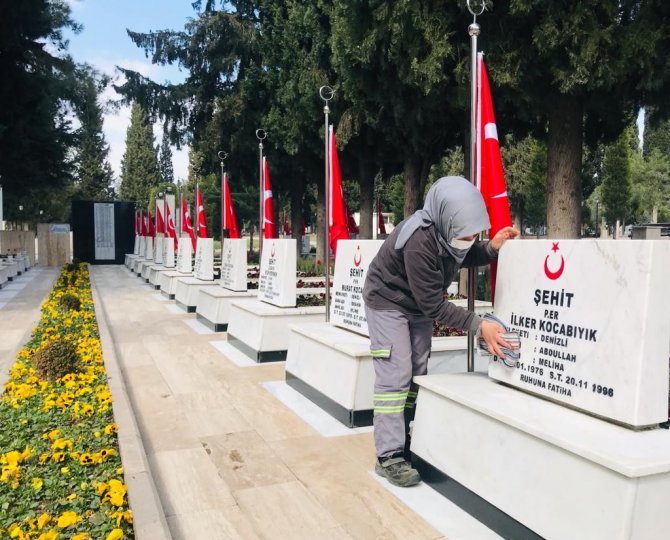 Denizli’de Mezarlıklarda Bayram Mesaisi