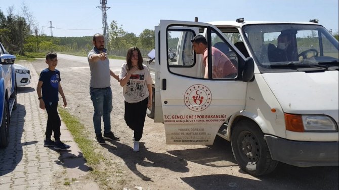 Edirne’de Bisiklet Yarışında Yorgun Düşenler Ambulans Ve Kamyonetle Geri Getirildi