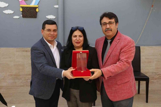 Başkan Tütüncü, Okul Serasına Çocuklarla Çilek Ekti