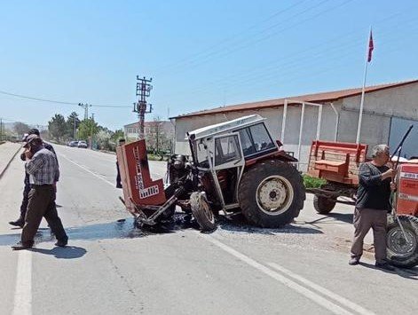 Traktörlerin Kazası Maddi Hasarla Atlatıldı
