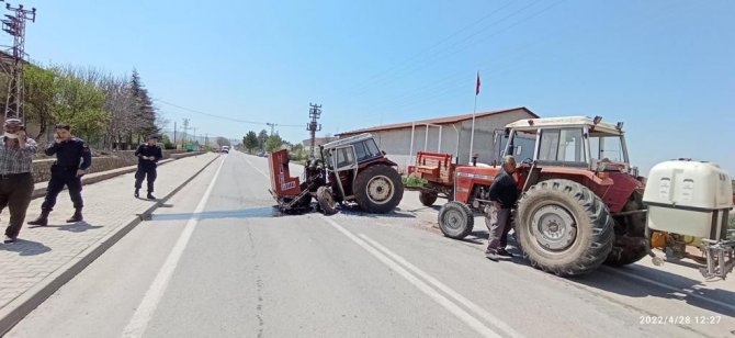 Traktörlerin Kazası Maddi Hasarla Atlatıldı