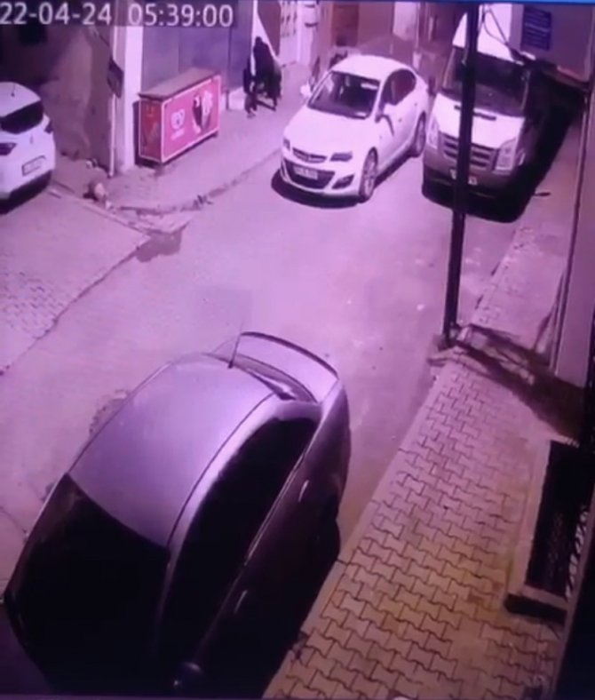 İ̇stanbul’da Hırsızların Şoke Olduğu Soygun Girişimi Kamerada: Balkondan Süpürge Fırlattı
