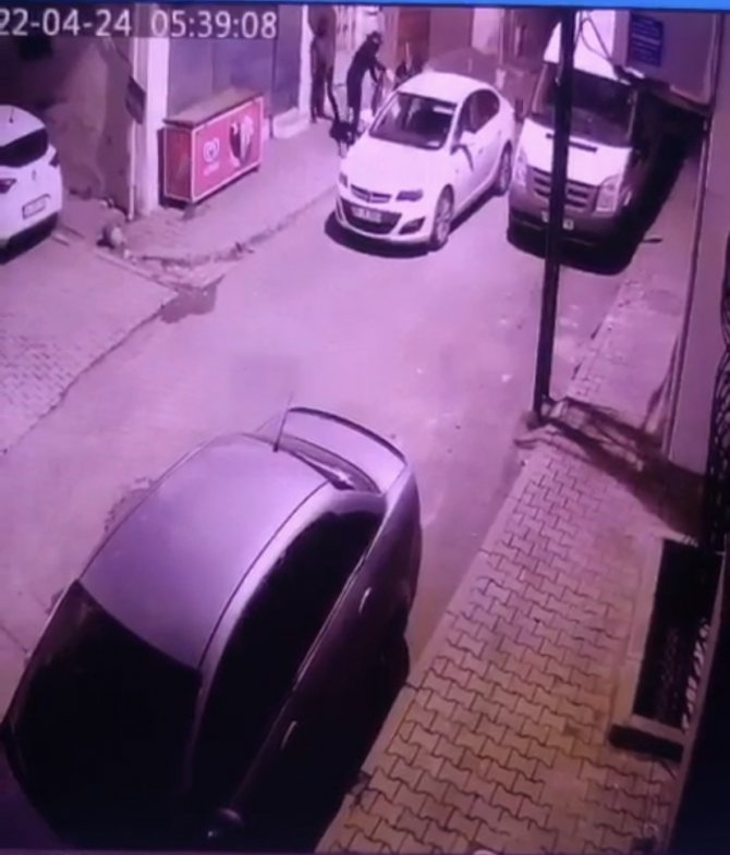 İ̇stanbul’da Hırsızların Şoke Olduğu Soygun Girişimi Kamerada: Balkondan Süpürge Fırlattı