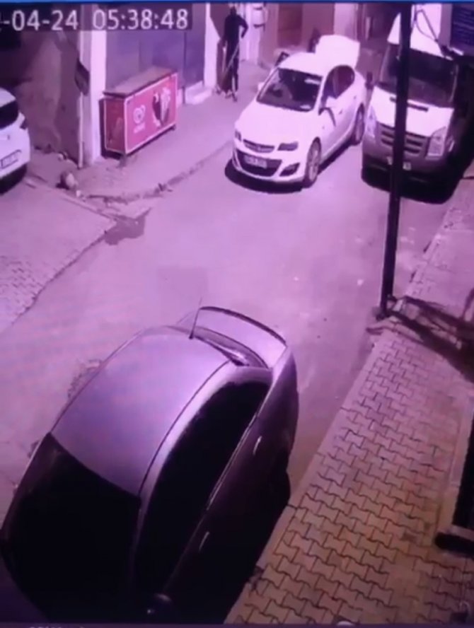 İ̇stanbul’da Hırsızların Şoke Olduğu Soygun Girişimi Kamerada: Balkondan Süpürge Fırlattı