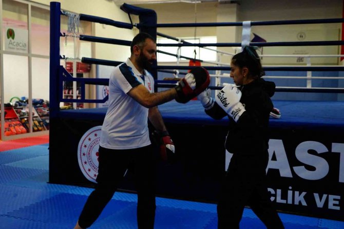 Şampiyon Sporcu Dünya Şampiyonluğu İçin Sahura Kadar Çalışıyor
