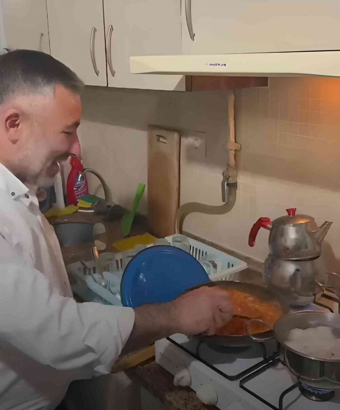 İ̇l Başkanı Yıldırım Öğrencilere Kendi Elleriyle Sahur Yemeği Yaptı