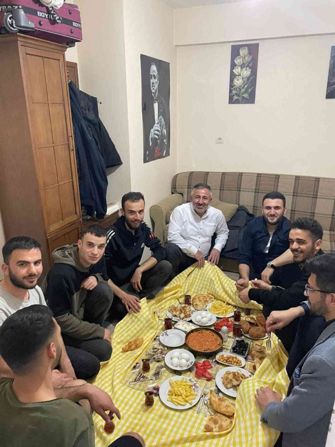 İ̇l Başkanı Yıldırım Öğrencilere Kendi Elleriyle Sahur Yemeği Yaptı