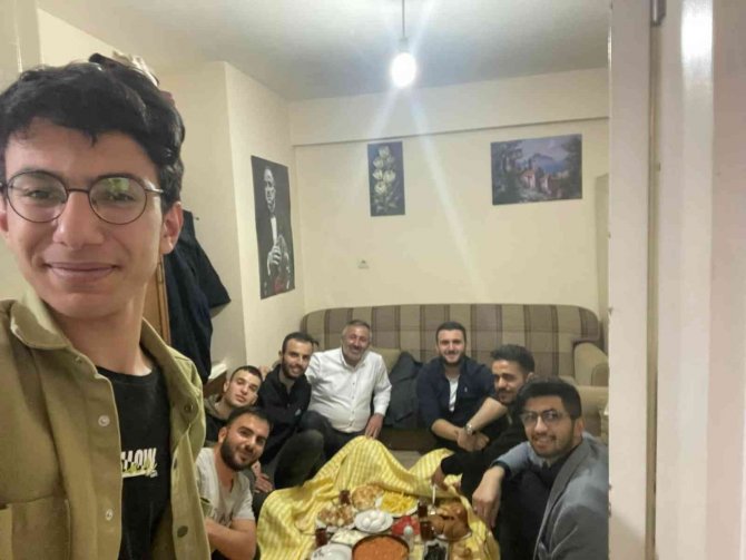İ̇l Başkanı Yıldırım Öğrencilere Kendi Elleriyle Sahur Yemeği Yaptı