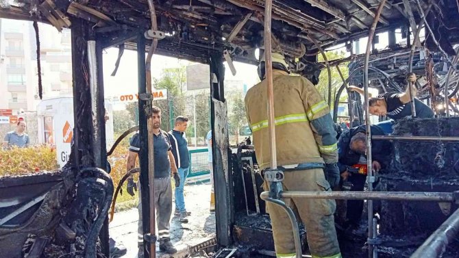 İ̇zmir’de Belediye Otobüsü Alevlere Teslim Oldu