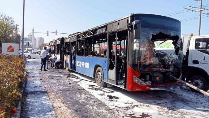 İ̇zmir’de Belediye Otobüsü Alevlere Teslim Oldu