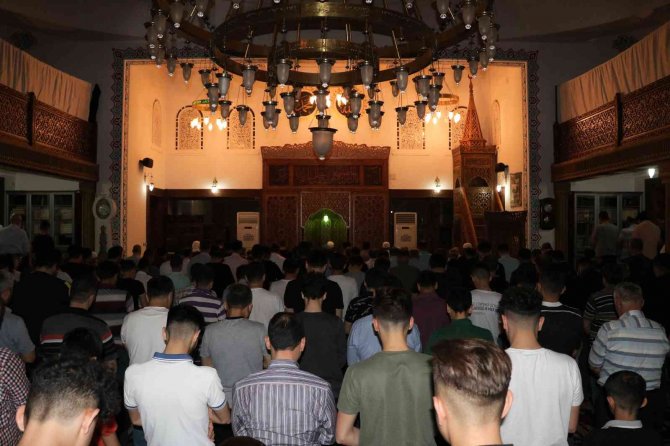 Kadir Gecesi’nde ‘Hırka-i Şerif’ Ziyarete Açıldı