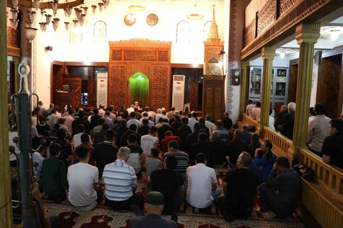 Kadir Gecesi’nde ‘Hırka-i Şerif’ Ziyarete Açıldı