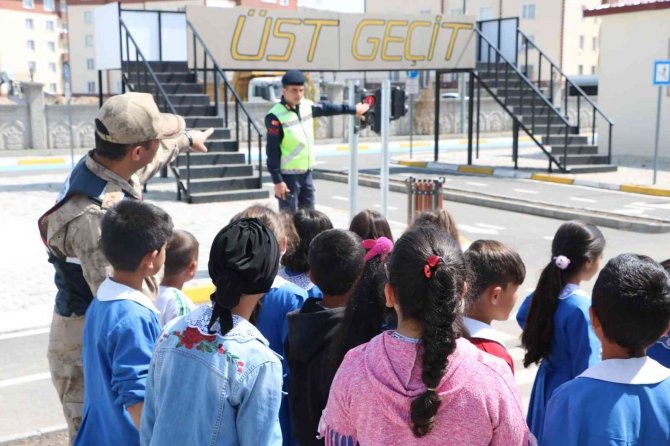 Kars’ta Jandarmadan Çocuklara Trafik Eğitimi