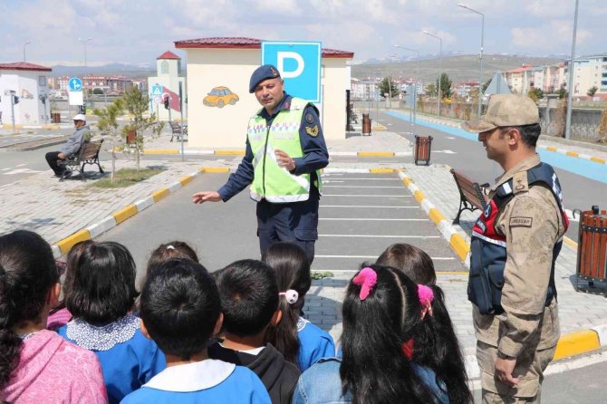 Kars’ta Jandarmadan Çocuklara Trafik Eğitimi