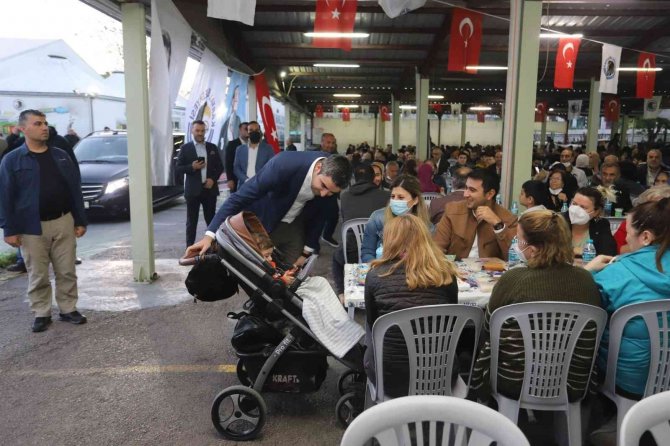 Kartal Belediyesi Kadir Gecesi Dolayısıyla Vatandaşlara Lokma İkram Etti