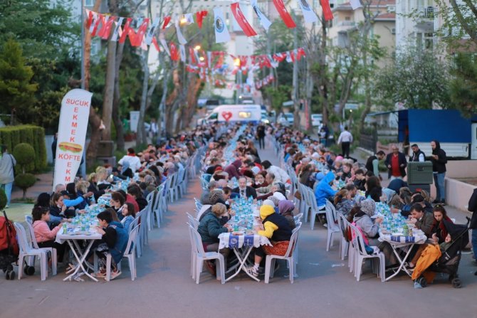 Kartal Belediyesi Kadir Gecesi Dolayısıyla Vatandaşlara Lokma İkram Etti