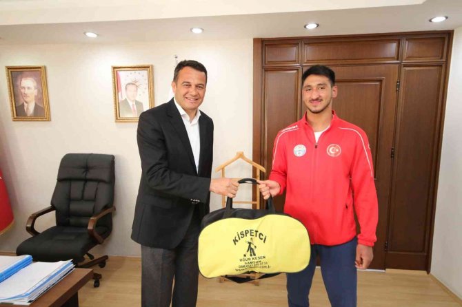 Başkan Ulutaş’tan Güreşçilere Kispet