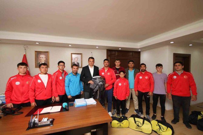 Başkan Ulutaş’tan Güreşçilere Kispet