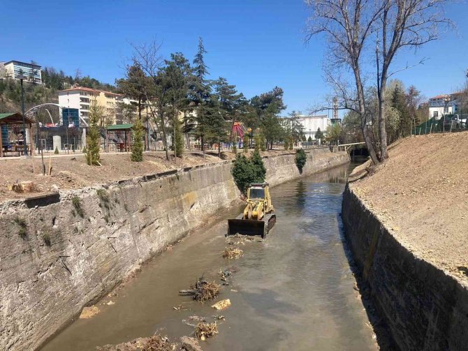 Keçiören’de Dere Yatakları Temizleniyor