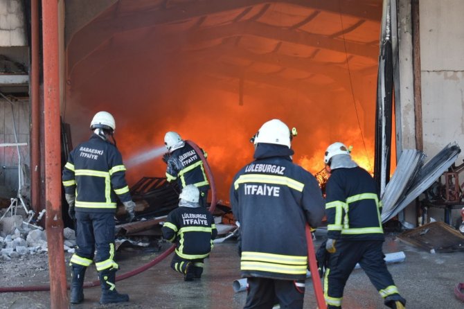 Kırklareli’nde Mobilya Fabrikasındaki Yangın Diğer İşyerlerine Sıçradı