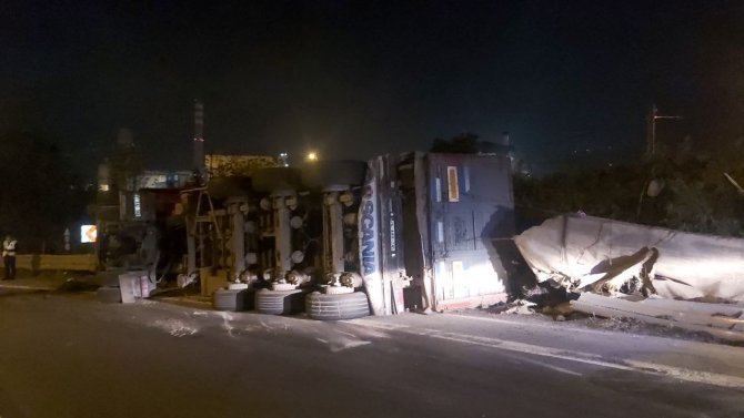 Hurda Yüklü Tır Devrildi, Kabinde Sıkışan Sürücü Yaralandı