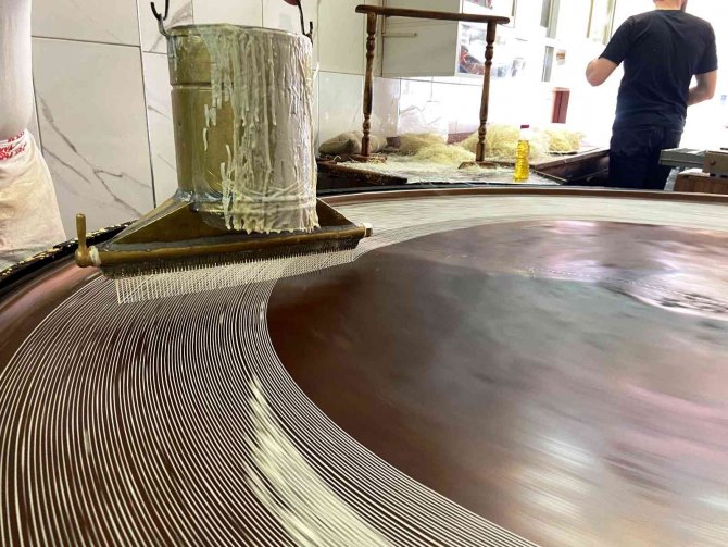 Bayram Öncesi Geleneksel Üretim Tel Kadayıfa İlgi