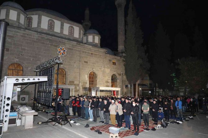 Kadir Gecesi’nde Eller Dua İçin Semaya Kalktı