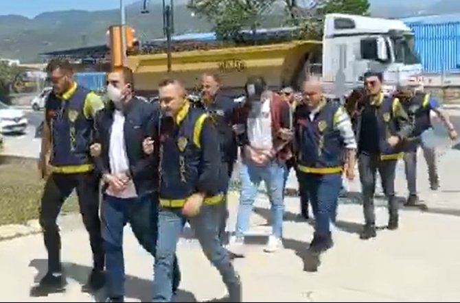 Polis Ve Savcıyım Deyip, 678 Bin Lirasını Aldılar