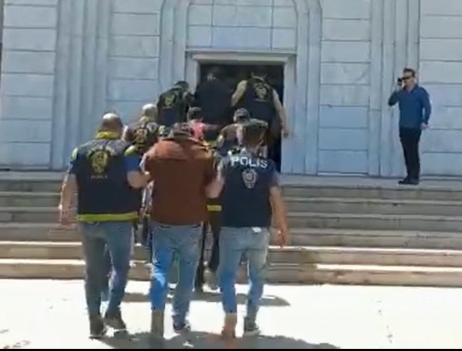 Polis Ve Savcıyım Deyip, 678 Bin Lirasını Aldılar