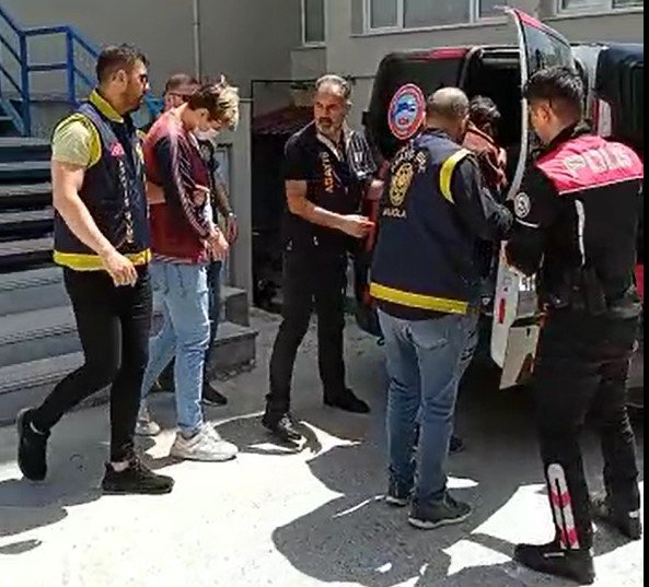 Polis Ve Savcıyım Deyip, 678 Bin Lirasını Aldılar