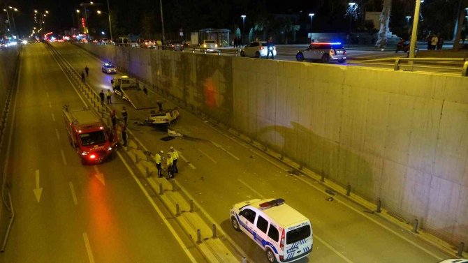 Bariyerleri Aşan Otomobil Alt Geçide Düştü: 3 Yaralı