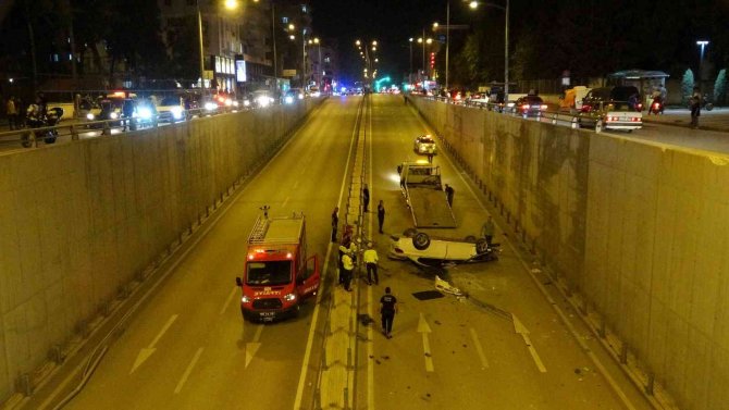 Bariyerleri Aşan Otomobil Alt Geçide Düştü: 3 Yaralı