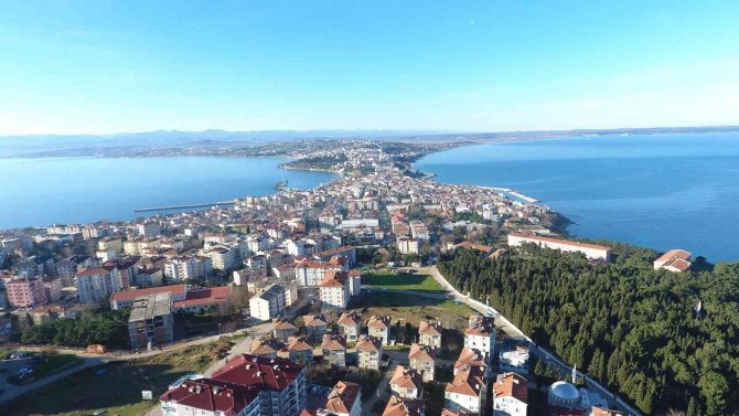 Sinop’ta Kent Meydanı Bayrama Hazırlanıyor