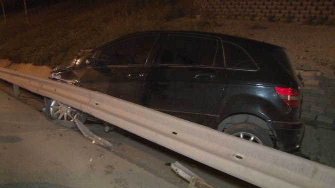 Tem Otoyolunda Kontrolü Kaybeden Sürücü Su Kanalına Uçtu