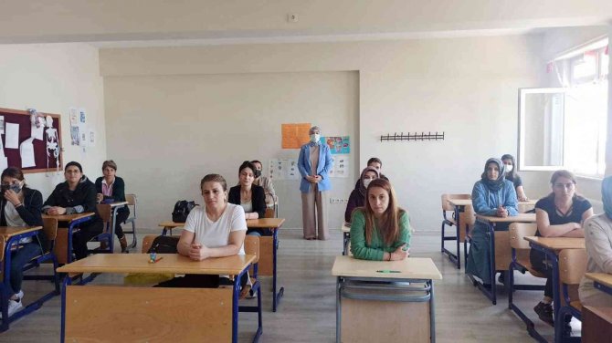 Tunceli’de Kitap Okuma Yarışmasına Katılan Veliler Sınava Girdi