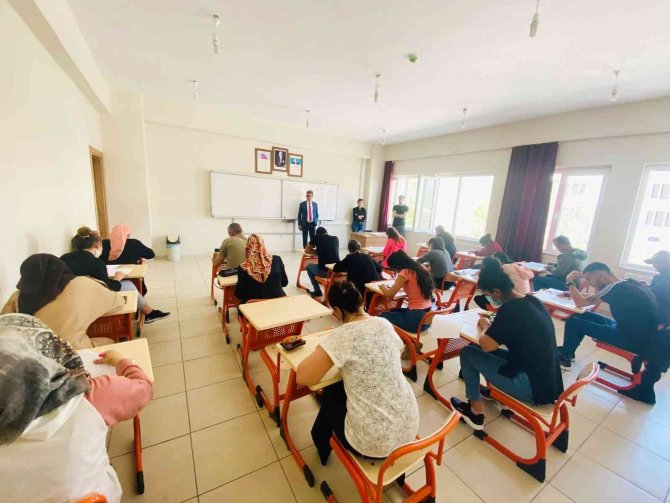 Tunceli’de Kitap Okuma Yarışmasına Katılan Veliler Sınava Girdi