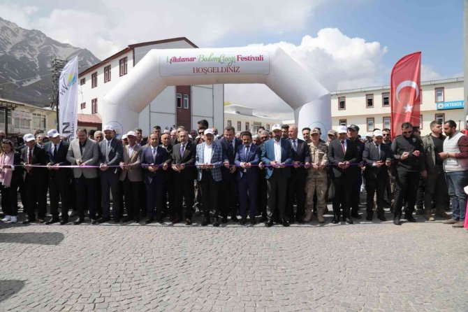 ’1. Akdamar Adası Badem Çiçeği Festivali’ Kortej Yürüyüşüyle Başladı