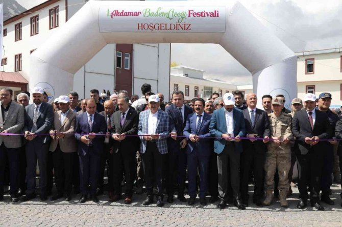 ’1. Akdamar Adası Badem Çiçeği Festivali’ Kortej Yürüyüşüyle Başladı